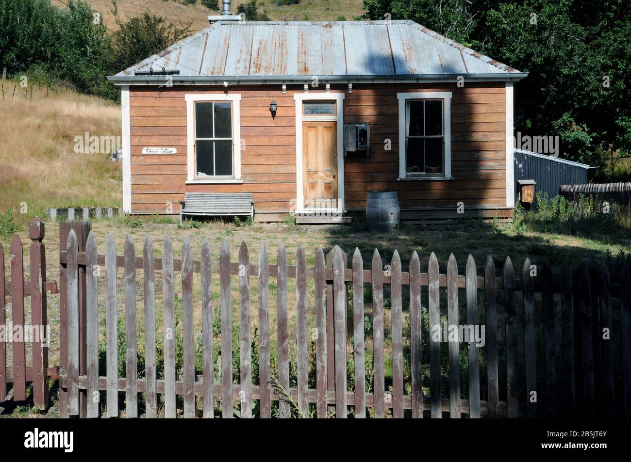 Rowan Cottage, una delle case di alcuni coloni originali nella piccola cittadina di Otago centrale di St. Bathans. Foto Stock