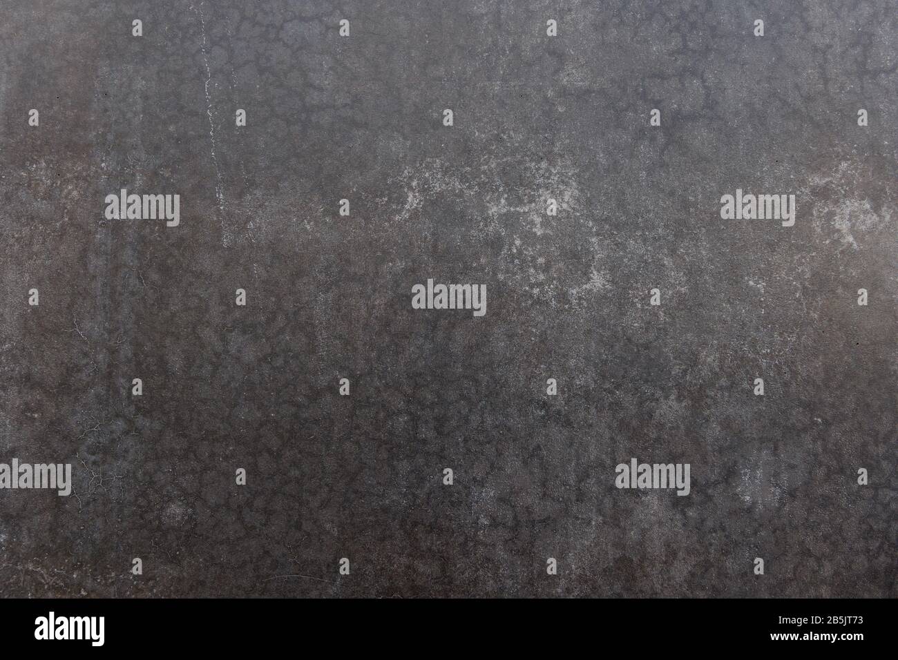 Nero e grigio scuro, ruvido e accidentato muro di cemento texture superficie con spot, poroso e macchia. Foto Stock