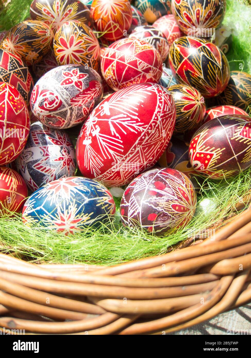 Tradizionale romeno fatto a mano ben decorate uova di pasqua Foto Stock