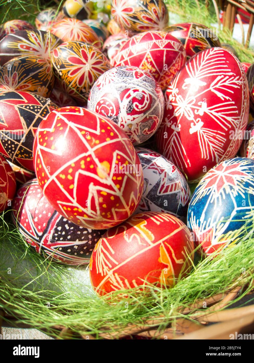 Tradizionale romeno fatto a mano ben decorate uova di pasqua Foto Stock