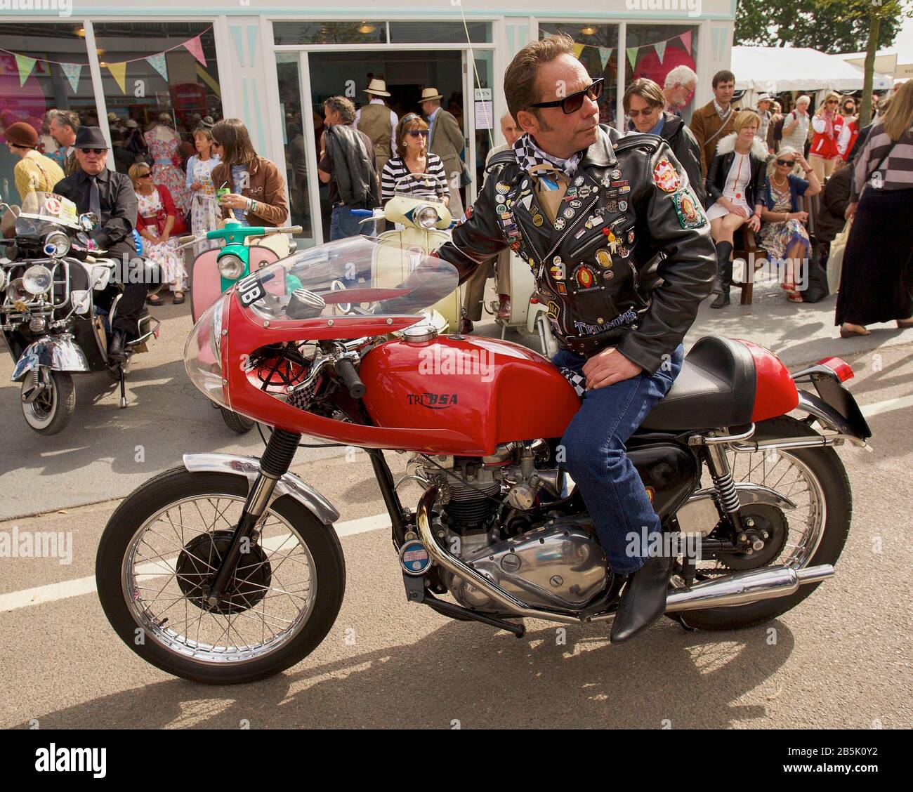 Motociclista "a bilanciere" su Tribsa o Tri-B.S.A. presso Goodwood Revival Foto Stock