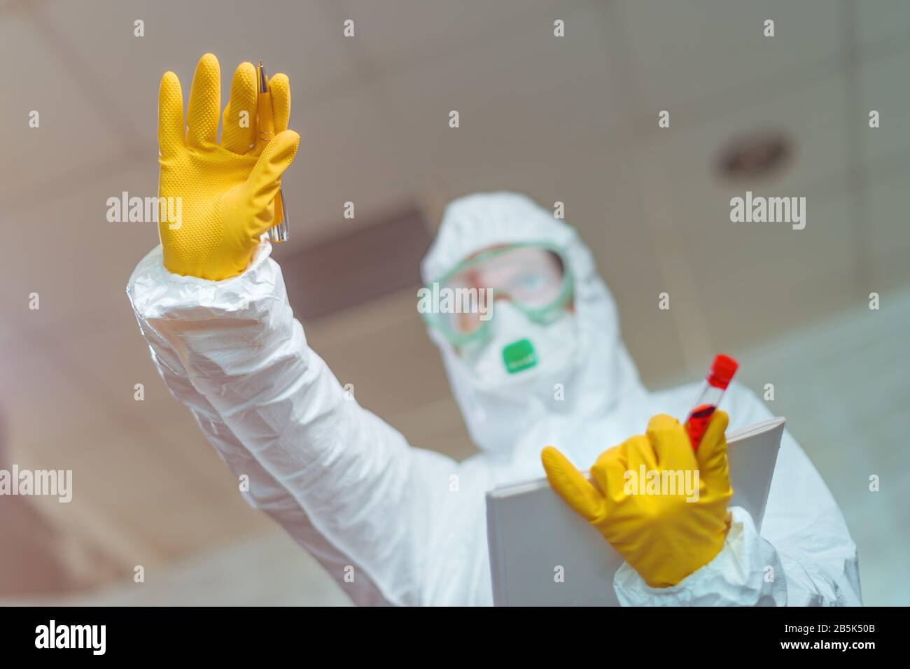 Epidemiologo femminile gesturing stop sign in ospedale quarantena, fuoco selettivo Foto Stock