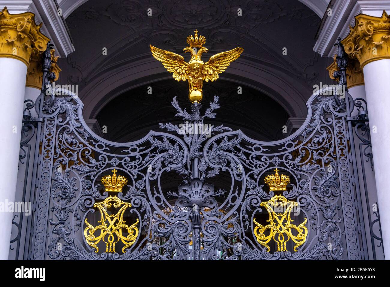 Corone e monogrammi del cancello del Palazzo d'Inverno Foto Stock