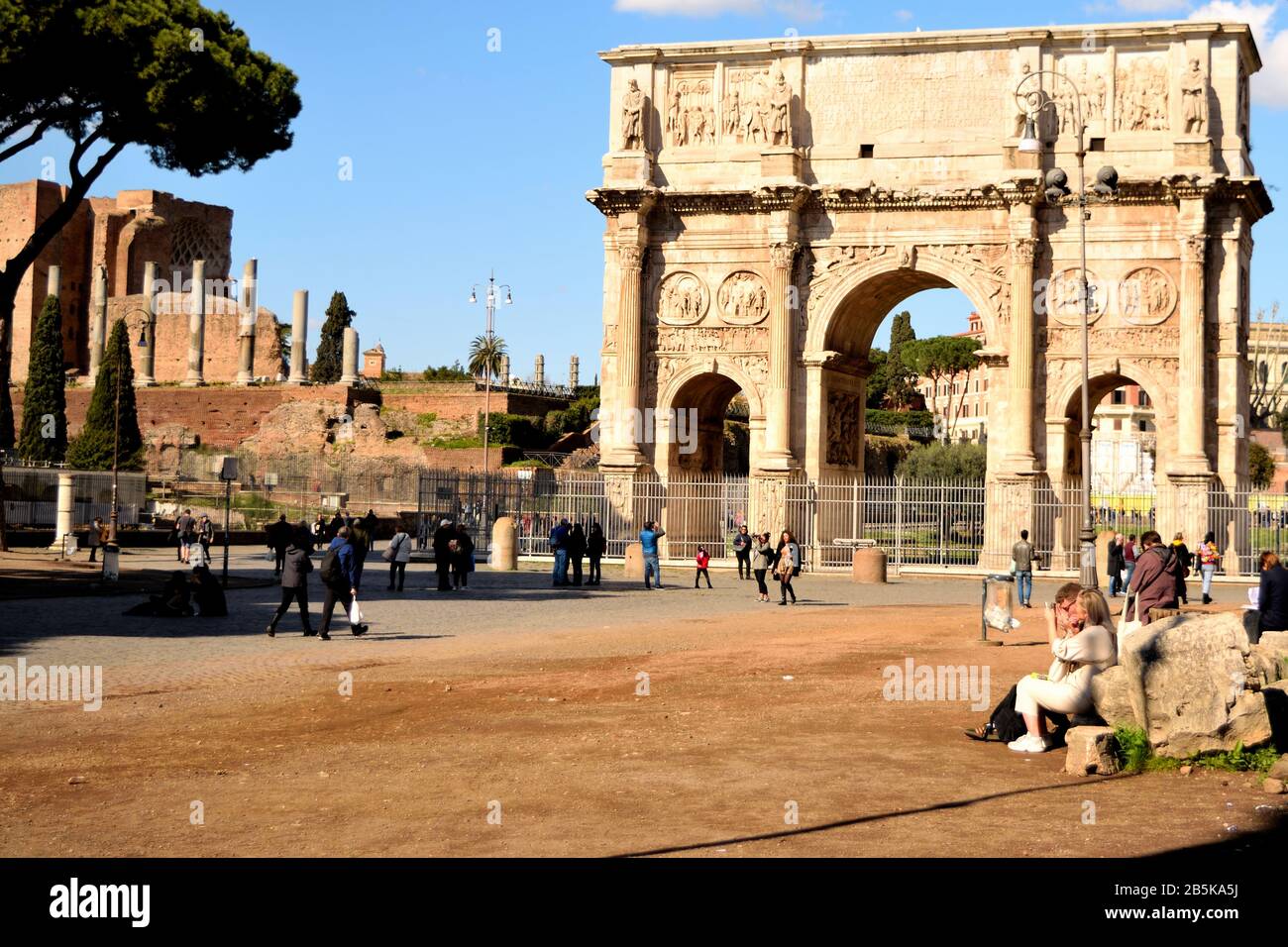 Marzo 8th 2020, Roma, Italia: Veduta dell'Arco di Costantino con pochi turisti a causa dell'epidemia di coronavirus Foto Stock