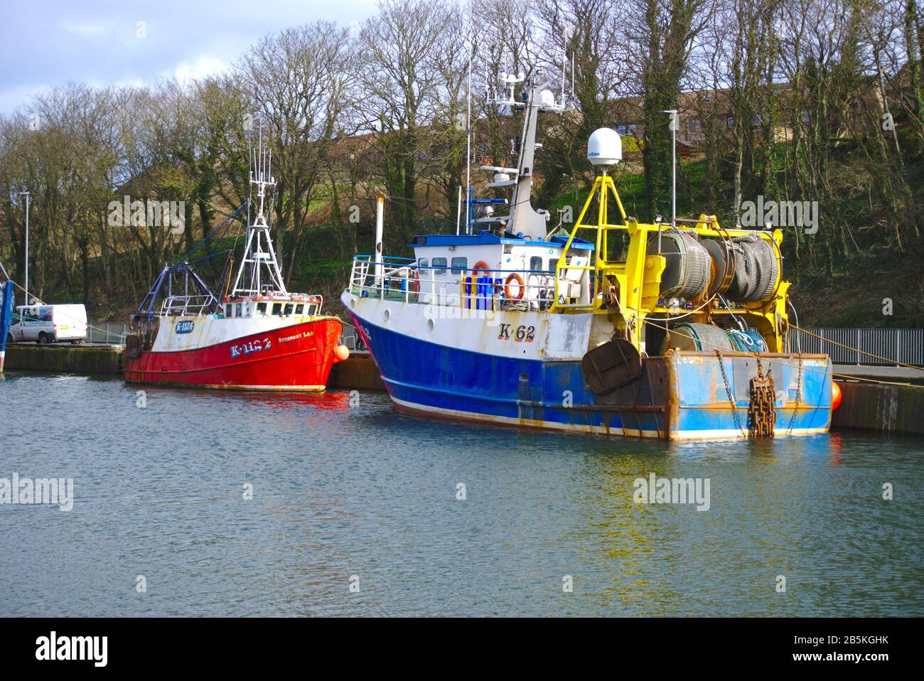 Pescherecci da traino per la pesca registrati a Kirkwall l'Ogien K62 e Stronsay Lad K1124 a Eyemouth Harbor, Berwickshire, Confine scozzese, Regno Unito Foto Stock