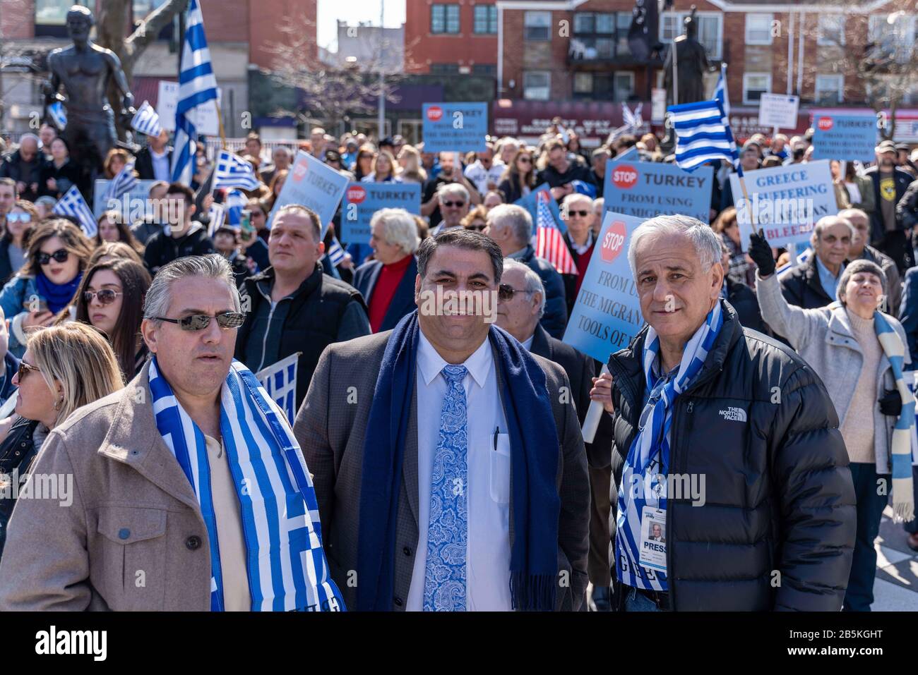 New York, New York, Stati Uniti. 8th Mar, 2020. New York, New York, Stati Uniti: Una grande folla assiste ad un raduno di consapevolezza, organizzato dalla Northern Aegean Relief Alliance, al Athens Square Park di Astoria per mostrare sostegno per l'attuale situazione greca e la crisi migrante. Credit: Corine Sciboz/Zuma Wire/Alamy Live News Foto Stock