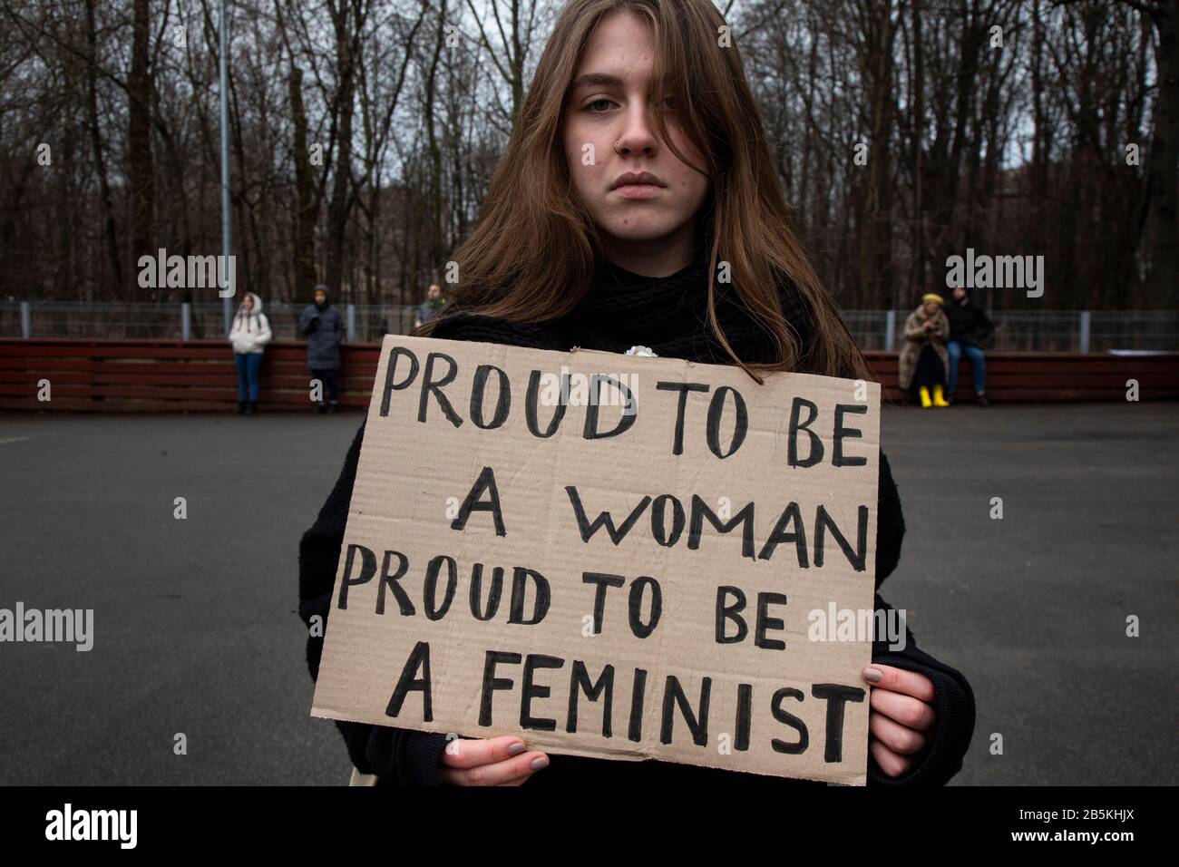 Mosca, Russia. 8th di marzo 2020 un partecipante a un rally "arco 8 - celebrare correttamente la festa" per la solidarietà delle donne e i diritti delle donne, Organizzato dal gruppo di attivisti femminili per celebrare la Giornata Internazionale della Donna a Mosca, il Sokolniki Hyde Park.The manifestanti si levano in piedi fuori per un progetto di legge che protegge le donne dalla violenza domestica, per l'uguaglianza, contro il sessismo, l'oggettivazione femminile, e la repressione politica Foto Stock