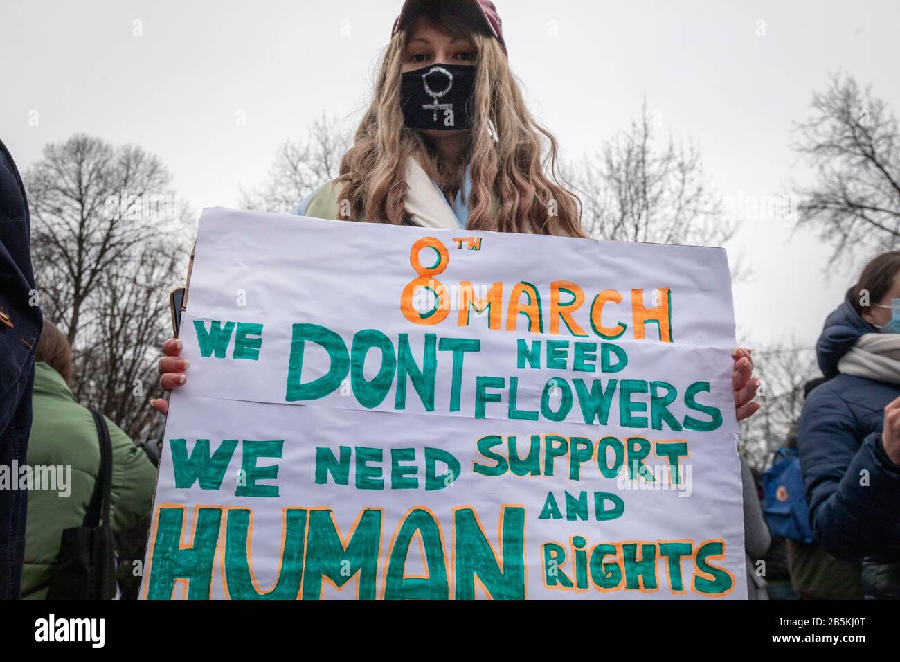 Mosca, Russia. 8th di marzo 2020 un partecipante a un rally "arco 8 - celebrare correttamente la festa" per la solidarietà delle donne e i diritti delle donne, Organizzato dal gruppo di attivisti femminili per celebrare la Giornata Internazionale della Donna a Mosca, il Sokolniki Hyde Park.The manifestanti si levano in piedi fuori per un progetto di legge che protegge le donne dalla violenza domestica, per l'uguaglianza, contro il sessismo, l'oggettivazione femminile, e la repressione politica Foto Stock