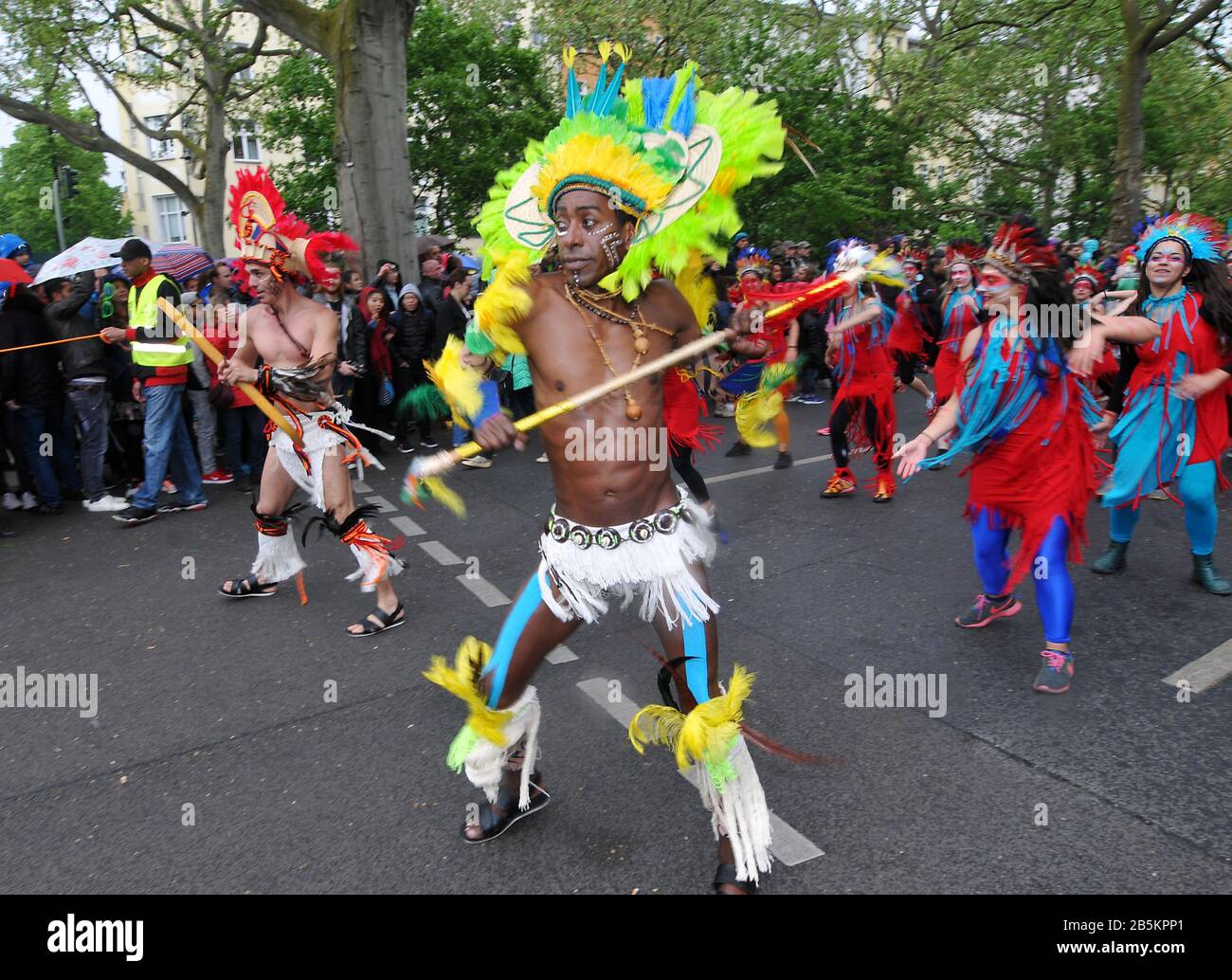 Indianer, Karneval der Kulturen, Kreuzberg di Berlino, Deutschland Foto Stock