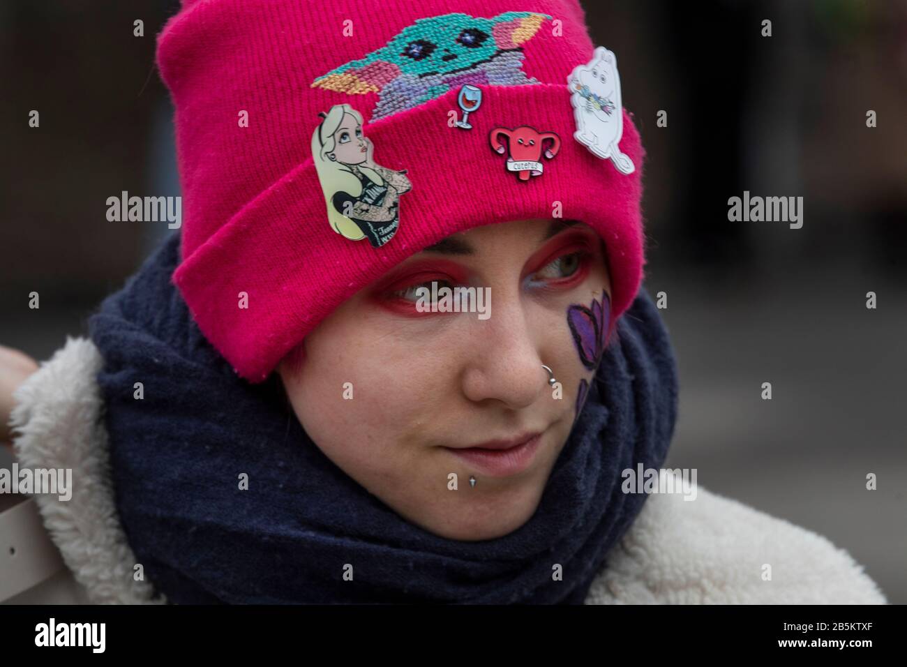 Mosca, Russia. 8th di marzo 2020 un partecipante a un rally "arco 8 - celebrare correttamente la festa" per la solidarietà delle donne e i diritti delle donne, Organizzato dal gruppo di attivisti femminili per celebrare la Giornata Internazionale della Donna a Mosca, il Sokolniki Hyde Park.The manifestanti si levano in piedi fuori per un progetto di legge che protegge le donne dalla violenza domestica, per l'uguaglianza, contro il sessismo, l'oggettivazione femminile, e la repressione politica Foto Stock