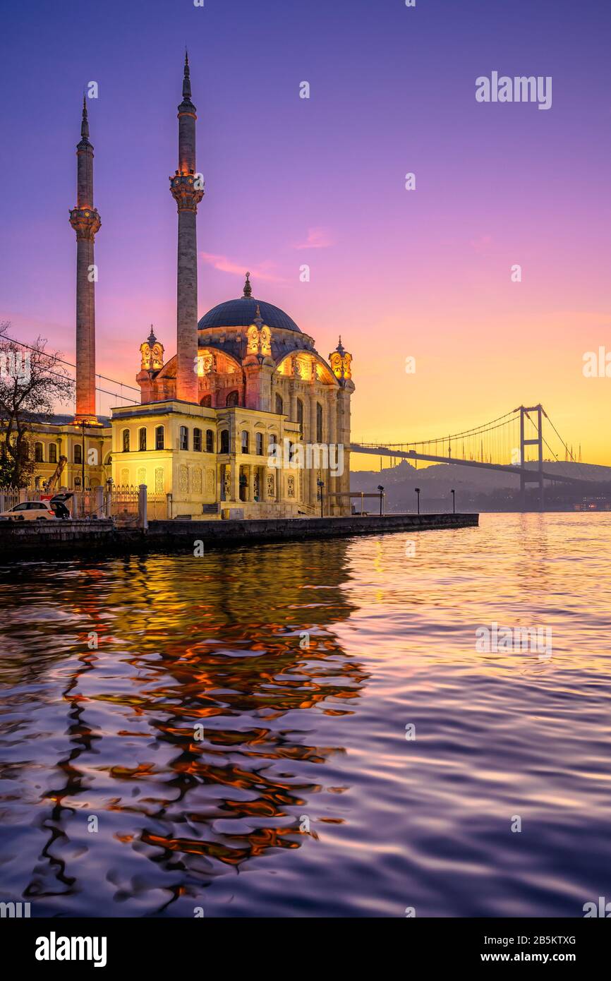 Moschea Ortakoy con Ponte sul Bosforo a Istanbul, Turchia all'alba Foto Stock