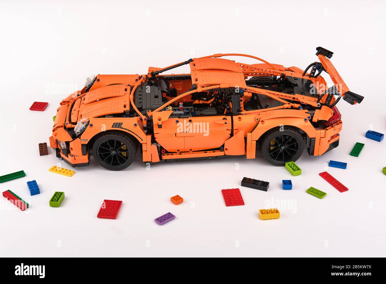 Diverse viste del ligo arancione assemblato Porsche GT 3RS auto circondata da mattoni di riserva ligo Foto Stock