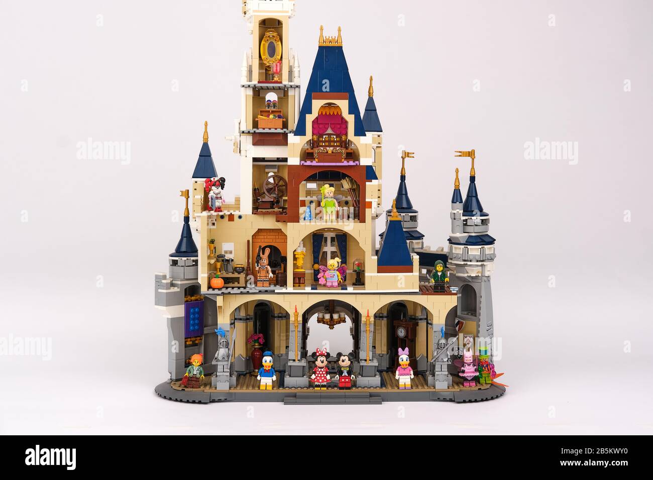 Assemblato Lewo Walt Disney World Resort Cenerentola Castello Con Disney Daisy Duck, Donald Duck, Minnie Mouse, Topolino E Minisuite Tinkerbell Foto Stock