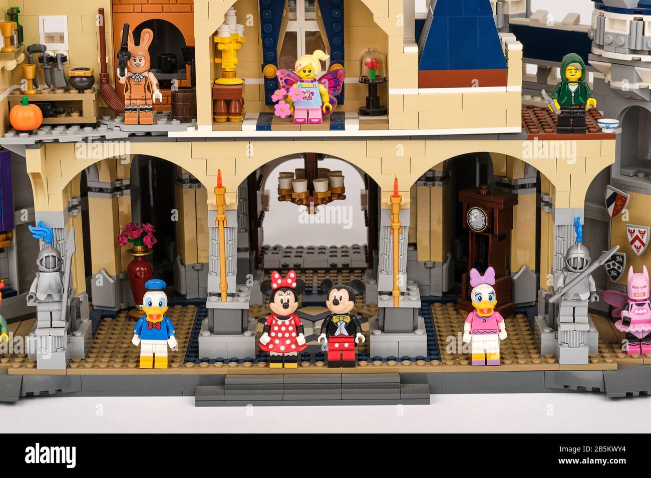 Assemblato Lewo Walt Disney World Resort Cinderella Castle Con Disney Daisy Duck, Donald Duck, Minnie Mouse E Mickey Mouse Minisfigure Foto Stock