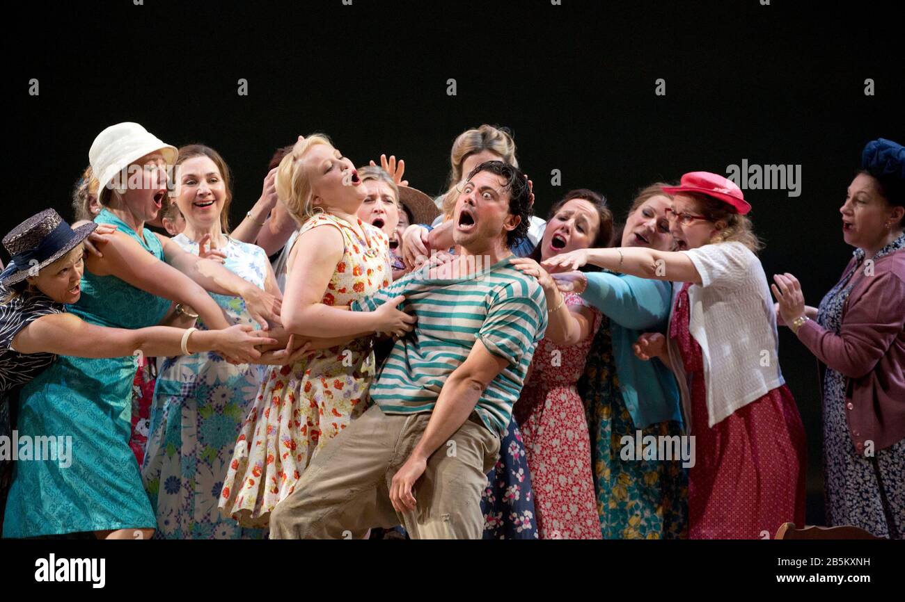 Vittorio Grigolo (Nemorino) in l'ELISIR D'AMORE di Donizetti Direttore: Daniele Rustioni scenografia: Chantal Thomas Costumi: Laurent Pelly & Donate Marchand illuminazione: Joel Adam regista: Laurent Pelly The Royal Opera, Covent Garden, Londra WC2 18/11/2014 Foto Stock