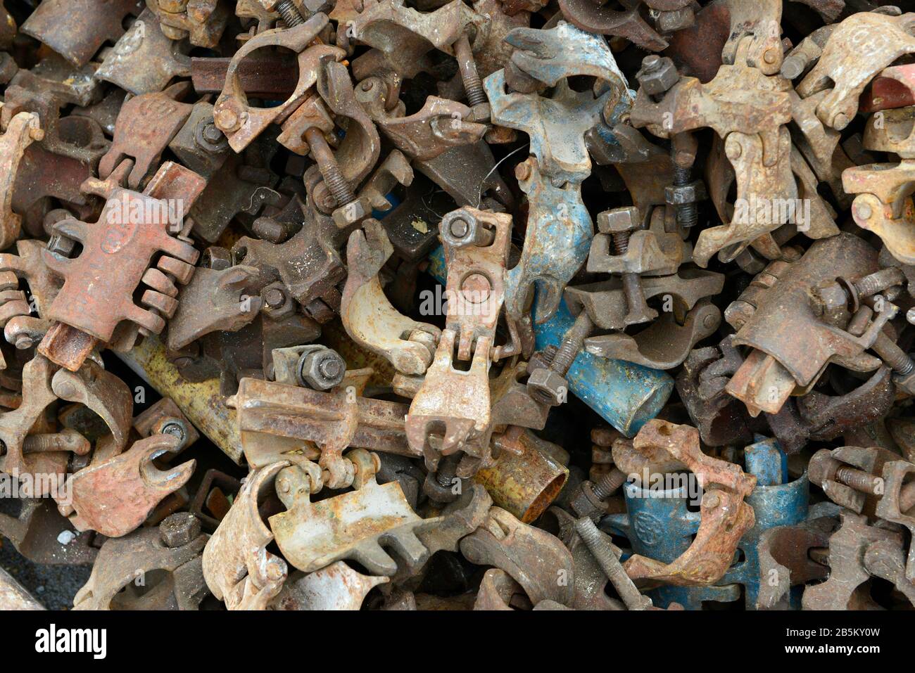 Un mucchio di fissaggi di metallo per ponteggi appena tolti da un edificio a Pechino, Cina Foto Stock