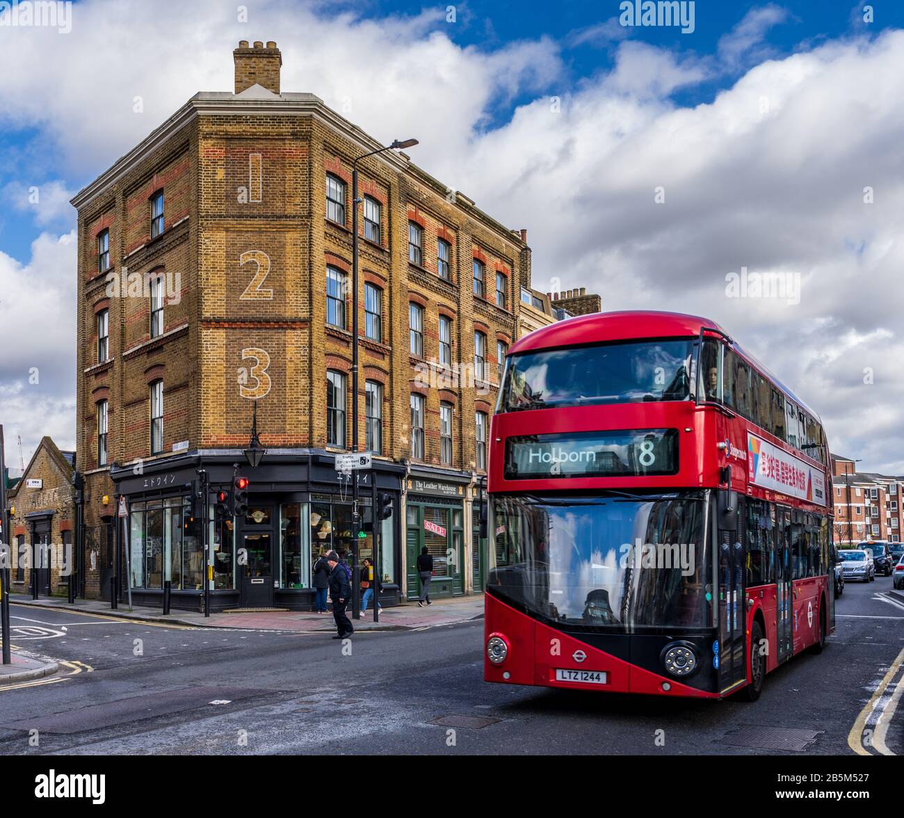 Bethnal Green Road East London. Un numero 8 di autobus conduce oltre 123 Bethnal Green Rd nell'area Shoreditch dell'elegante East London vicino a Brick Lane Foto Stock