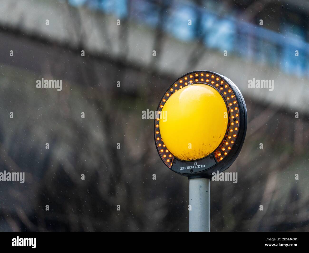 Zebrite Belisha Beacon - segnalatore luminoso Belisha ad Alta Visibilità con alone LED ultra visibile in uso nel centro di Londra Foto Stock