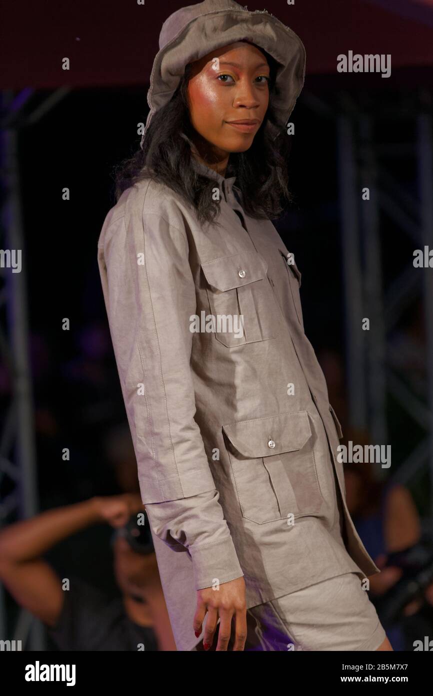 Quebec, Canada. Un modello cammina sulla pista alla sfilata di moda Ancora Una Volta tenutasi durante il Fashion and Design Festival di Montreal Foto Stock