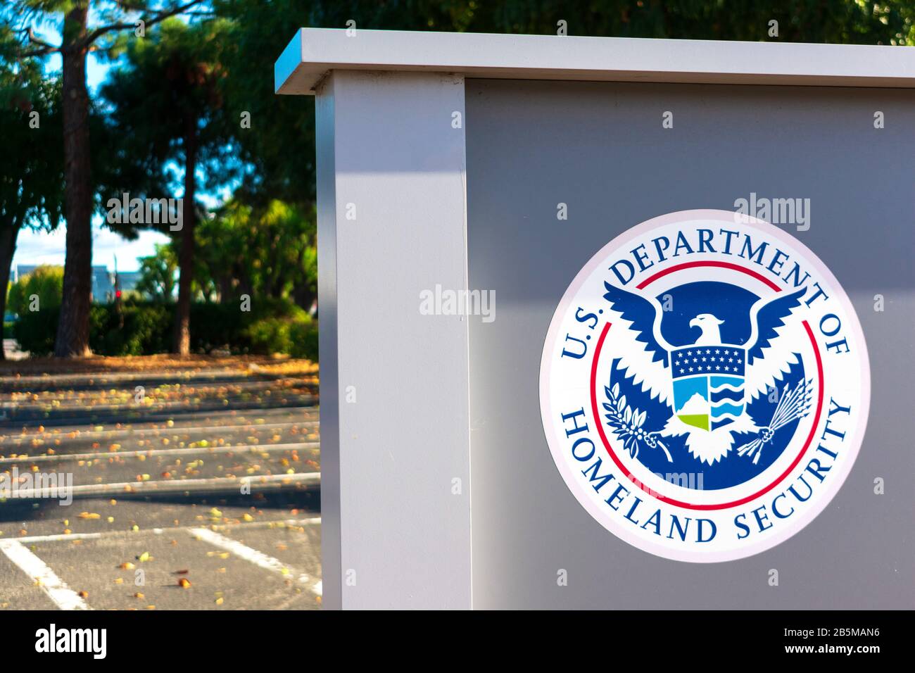 Dipartimento della sicurezza interna degli Stati Uniti DHS sigillo situato vicino USCIS campo ufficio - San Jose, California, Stati Uniti d'America - 2019 Foto Stock