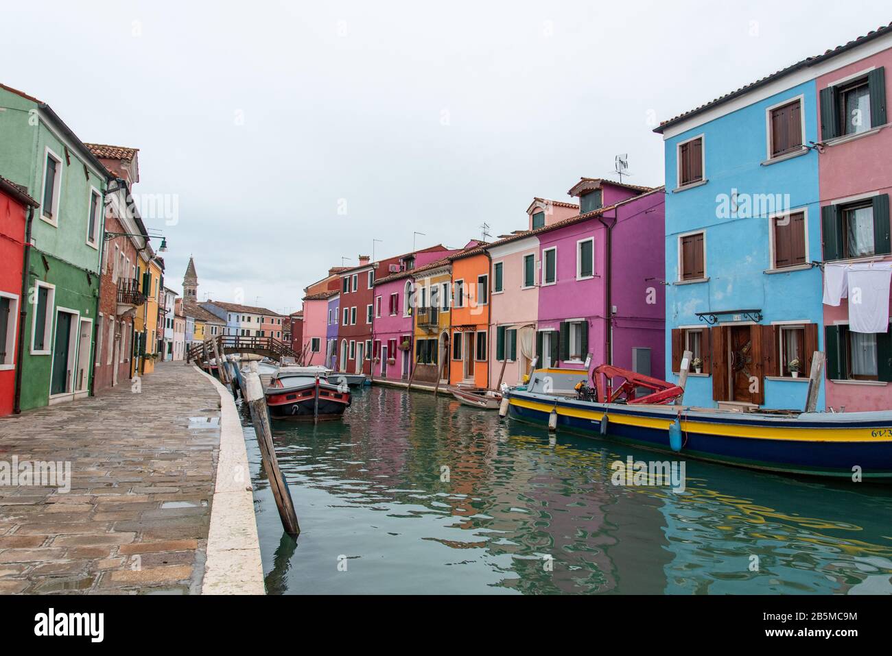 Case colorate al Rio Terranova sull'Isola di Burano, Venezia/Italia Foto Stock