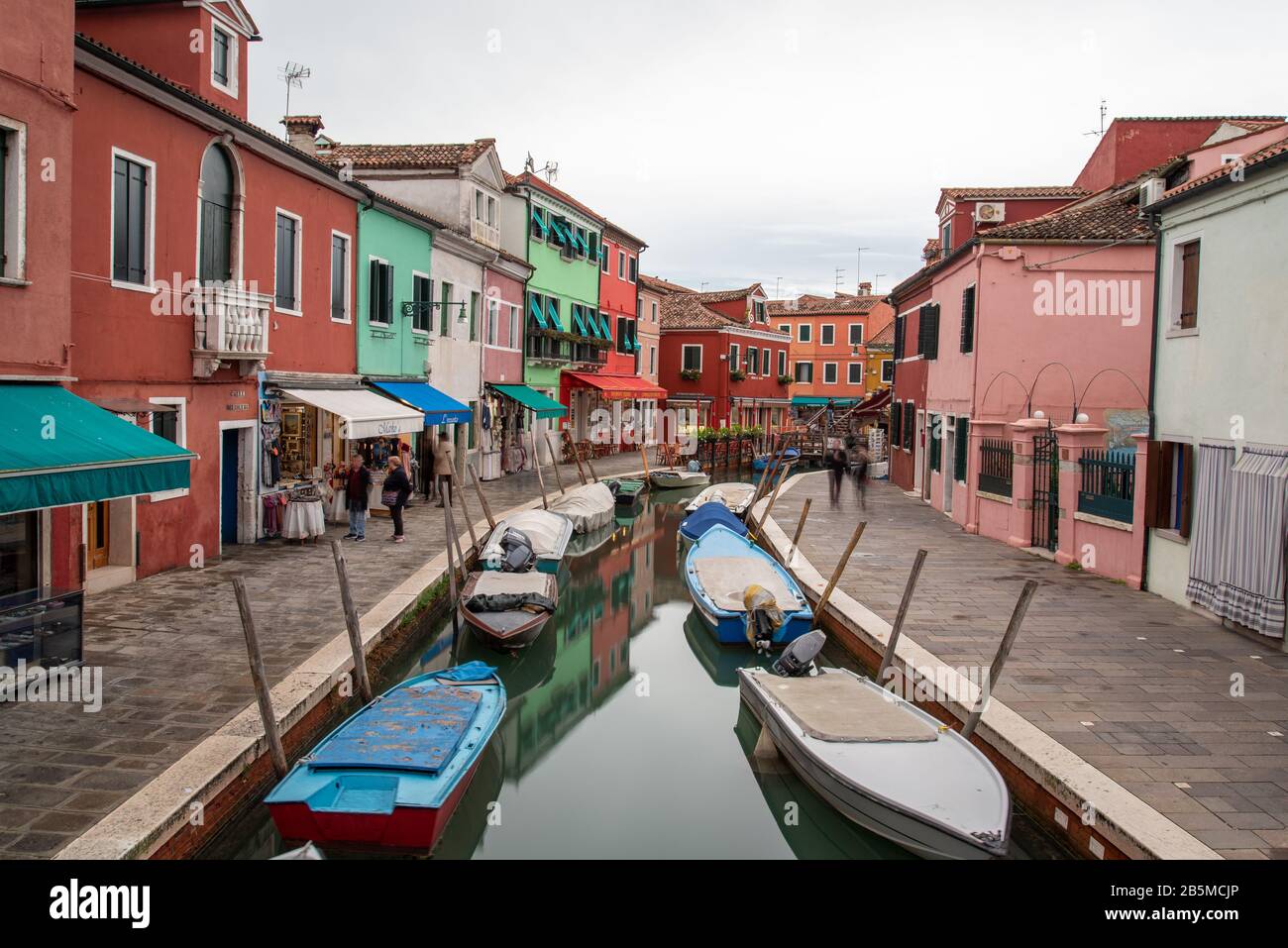 Case colorate al Rio Pontinello sull'Isola di Burano, Venezia/Italia Foto Stock
