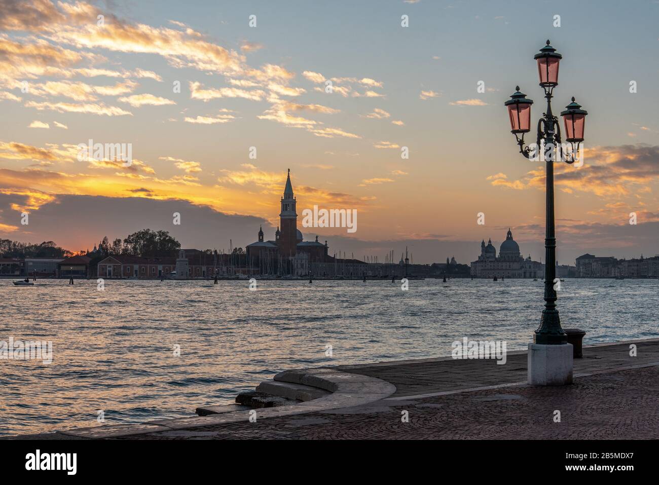 Vista panoramica di Venezia al Tramonto dal quartiere Castello, Venezia/Italia Foto Stock