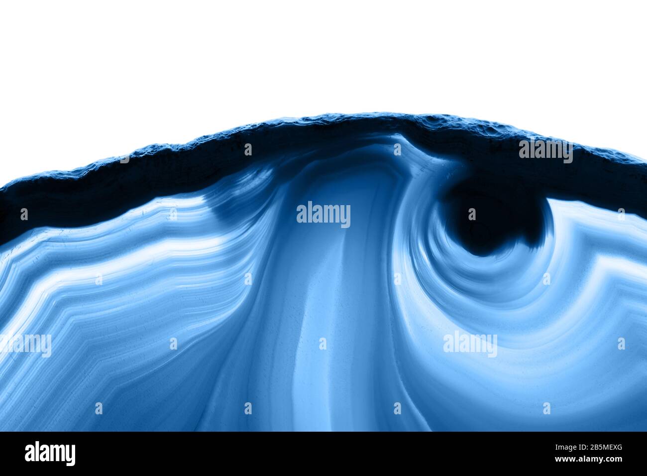 Sezione minerale a strisce blu isolata su sfondo bianco astratto, colore dell'anno 2020 pantone classico blu 19-4052 Foto Stock
