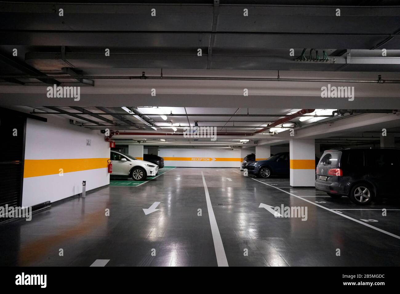 Parcheggio a Merano, hotel della città altoatesina nel Nord Italia. Foto Stock