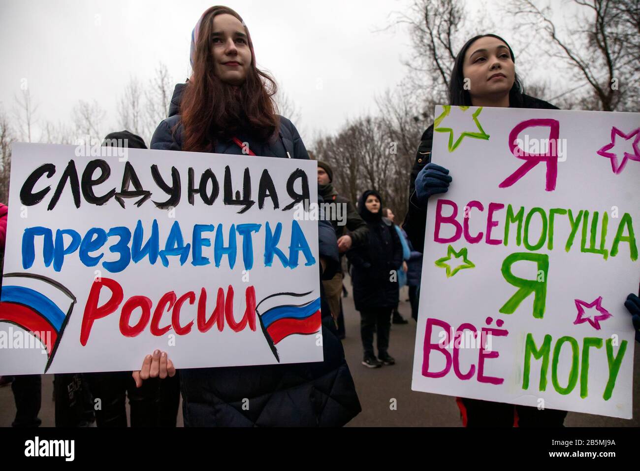 Mosca, Russia. 8th di marzo 2020 un partecipante a un rally "arco 8 - celebrare correttamente la festa" per la solidarietà delle donne e i diritti delle donne, Organizzato dal gruppo di attivisti femminili per celebrare la Giornata Internazionale della Donna a Mosca, il Sokolniki Hyde Park.The manifestanti si levano in piedi fuori per un progetto di legge che protegge le donne dalla violenza domestica, per l'uguaglianza, contro il sessismo, l'oggettivazione femminile, e la repressione politica. Banner letto 'il prossimo presidente russo' (a sinistra) e 'sono tutto potente , posso fare qualsiasi cosa' (a destra) Foto Stock