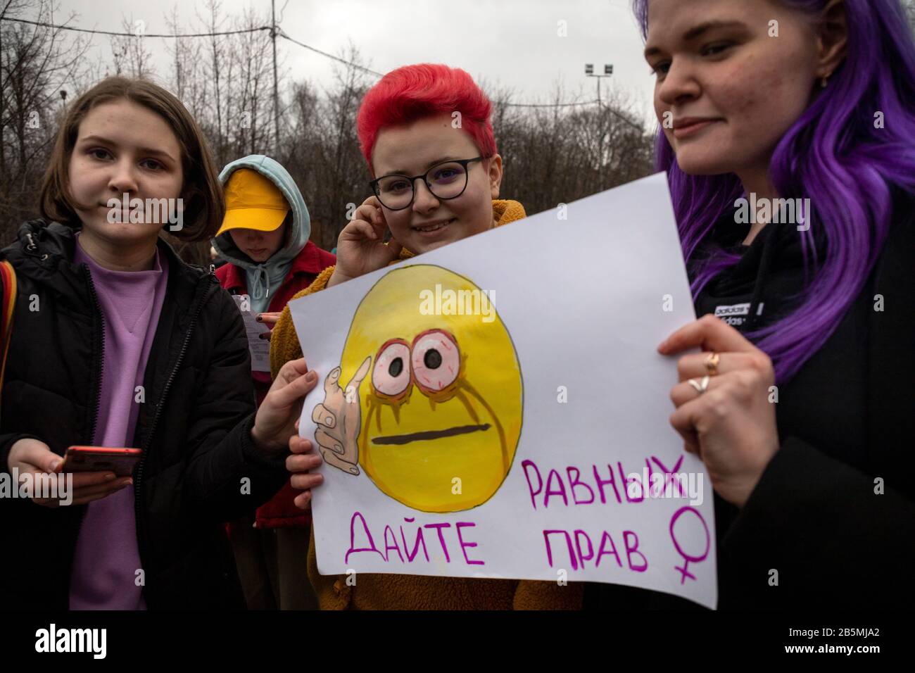 Mosca, Russia. 8th di marzo 2020 un partecipante a un rally "arco 8 - celebrare correttamente la festa" per la solidarietà delle donne e i diritti delle donne, Organizzato dal gruppo di attivisti femminili per celebrare la Giornata Internazionale della Donna a Mosca, il Sokolniki Hyde Park.The manifestanti si levano in piedi fuori per un progetto di legge che protegge le donne dalla violenza domestica, per l'uguaglianza, contro il sessismo, l'oggettivazione femminile, e la repressione politica. Un banner legge 'Dare uguali diritti' Foto Stock