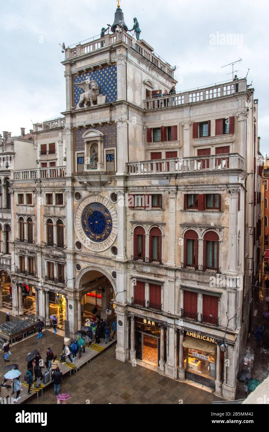 Piazza San Marco a Venezia durante le cattive condizioni meteorologiche e l'alta marea, Venezia/Italia Foto Stock