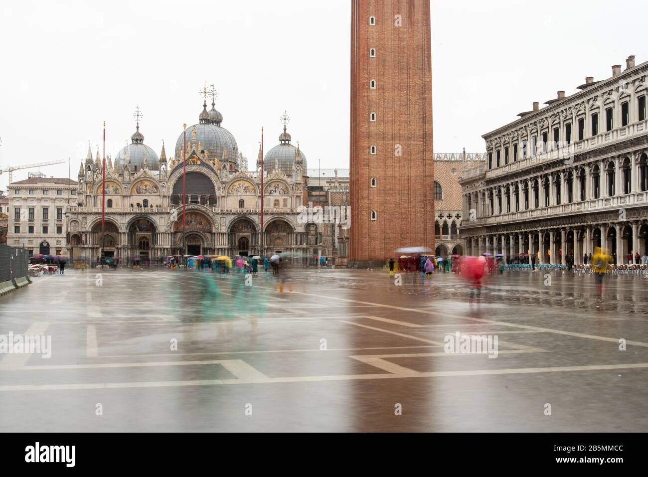 Piazza San Marco a Venezia durante le cattive condizioni meteorologiche e l'alta marea, Venezia/Italia Foto Stock