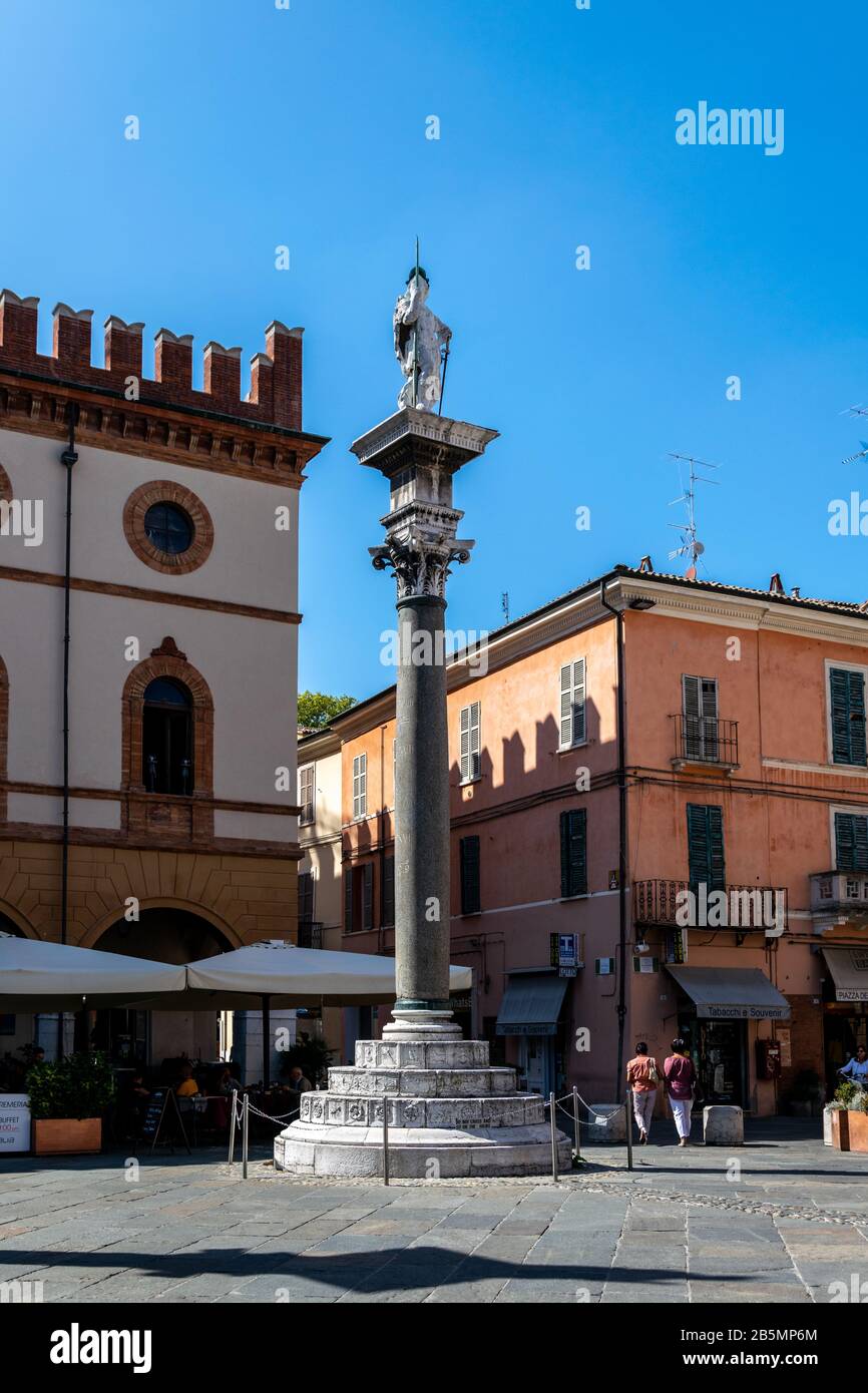 Colonna sormontata da una statua di San Vitalis in Piazza del Popolo, Ravenna, Italia Foto Stock