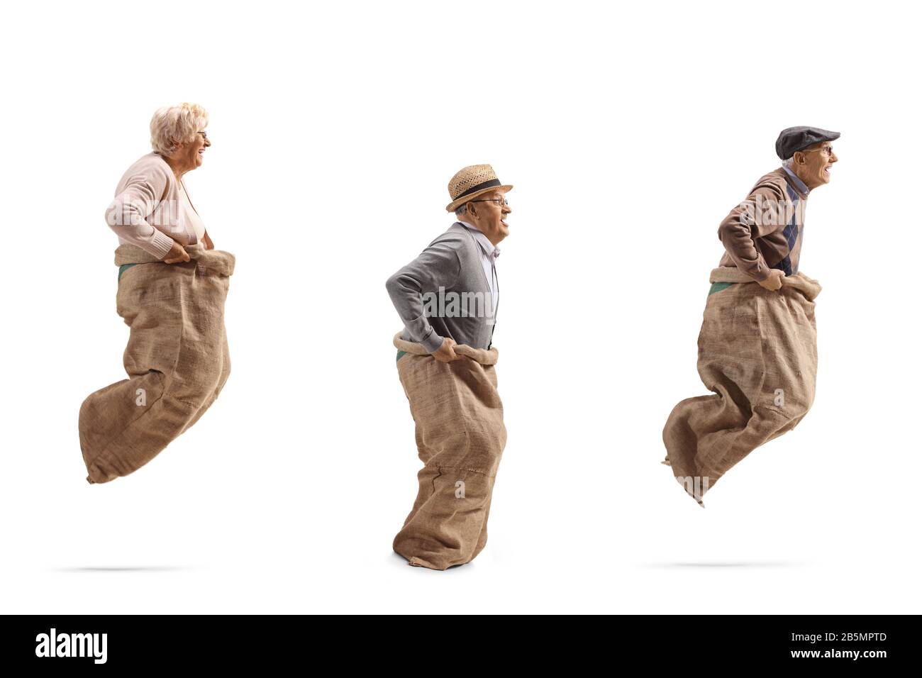 Persone anziane che giocano a gara gunny e saltano in un sacco isolato su sfondo bianco Foto Stock