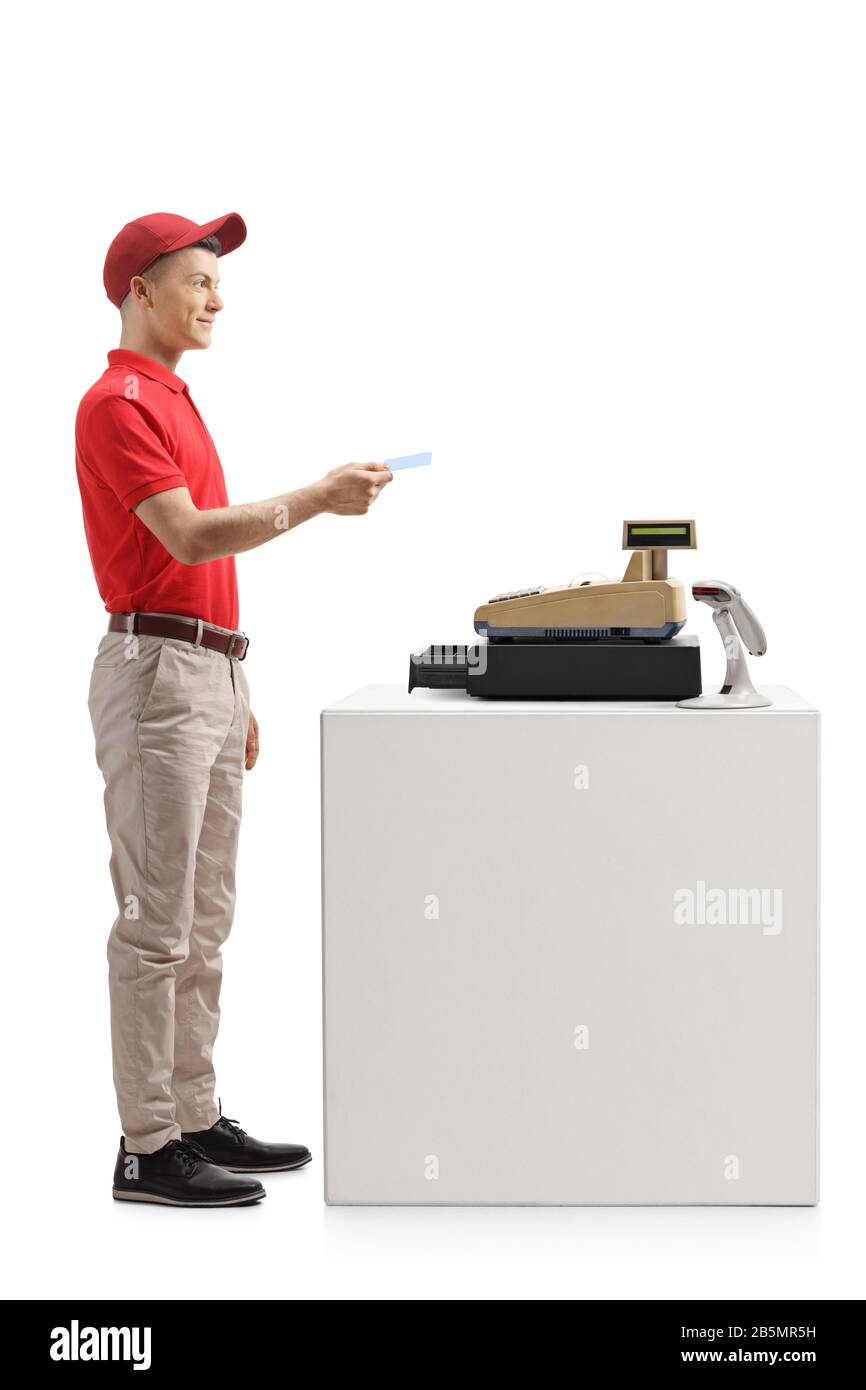 Profilo a lunghezza intera di un lavoratore maschile in un registratore di cassa che detiene una carta di credito isolato su sfondo bianco Foto Stock