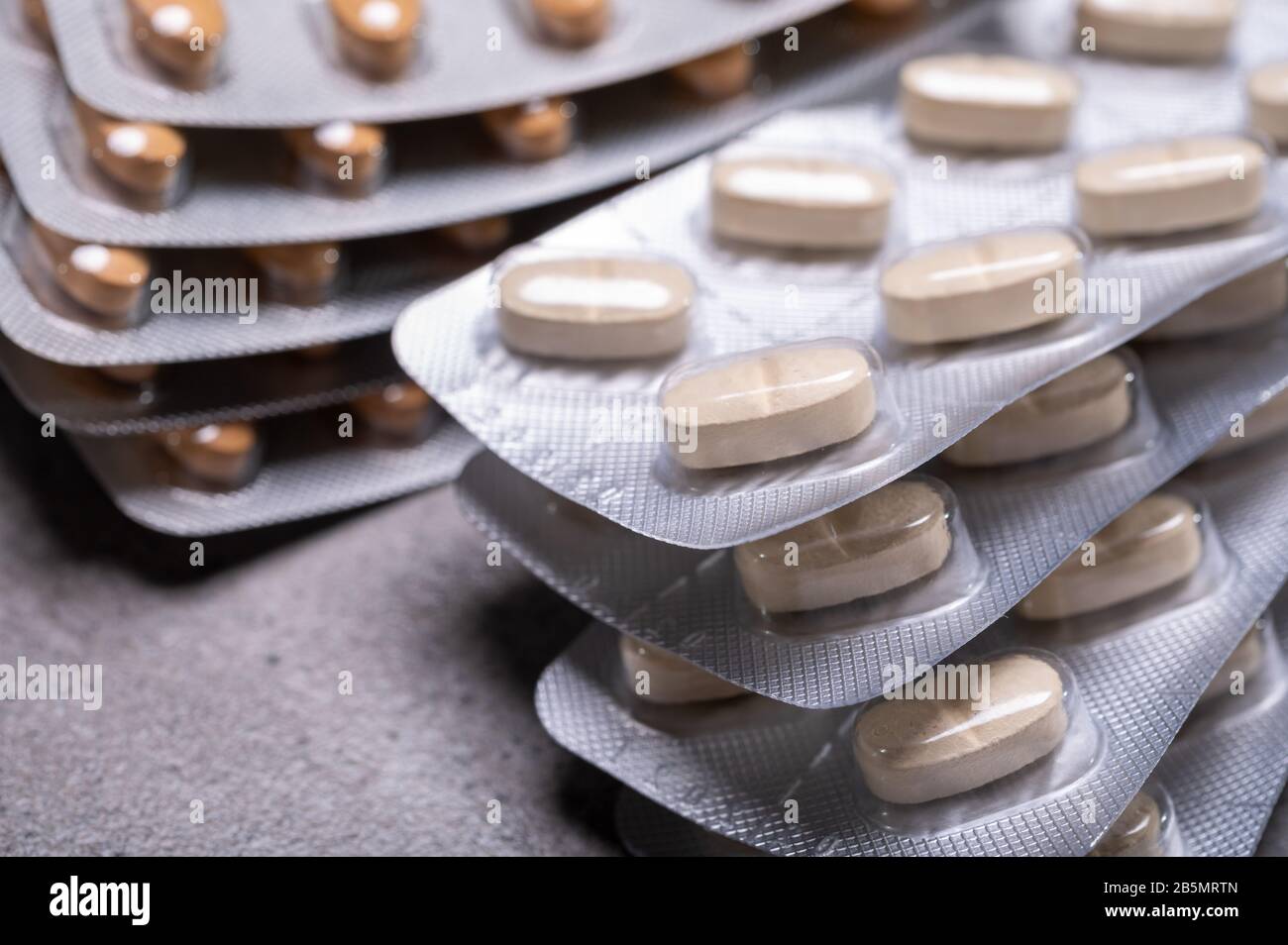 Confezioni blister in lamina con pillole, sfondo medico primo piano Foto Stock