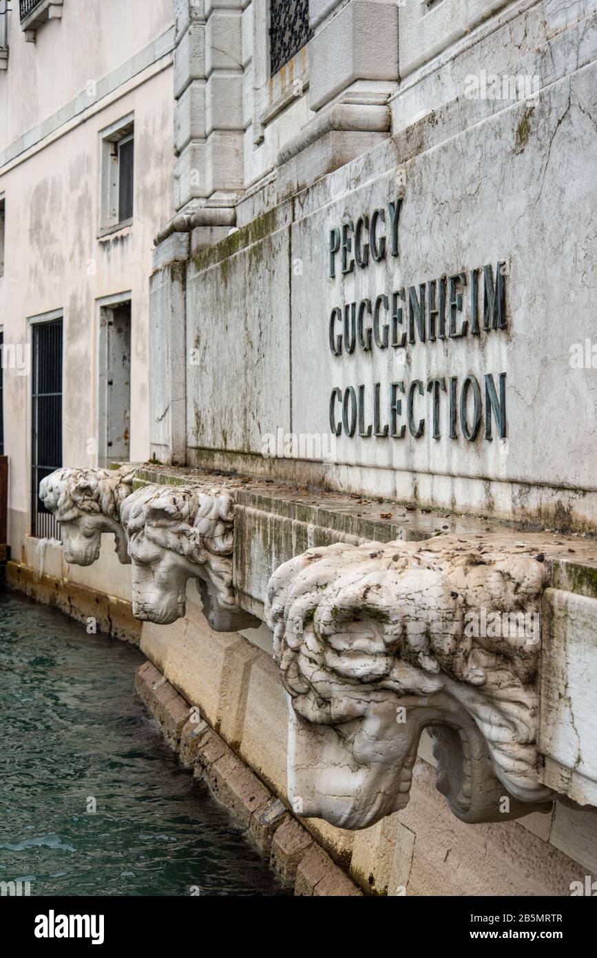 Segno del Museo della Collezione Guggenheim dal lato del Canal Grande, Venezia/Italia Foto Stock