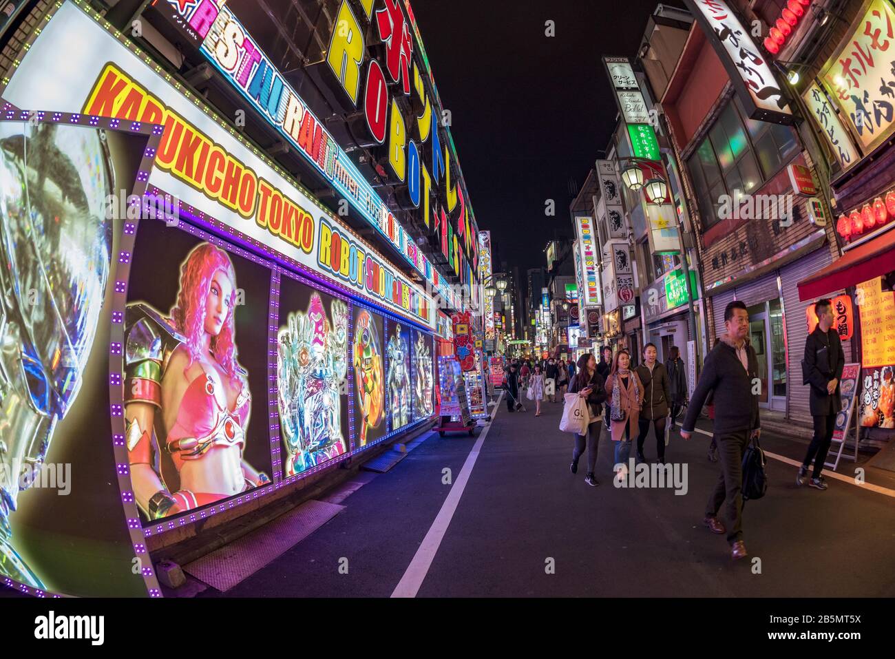 Turisti di notte fuori dal Robot Restaurant, il quartiere dei divertimenti di Kubukicho, Shinjuku, Tokyo, Giappone Foto Stock