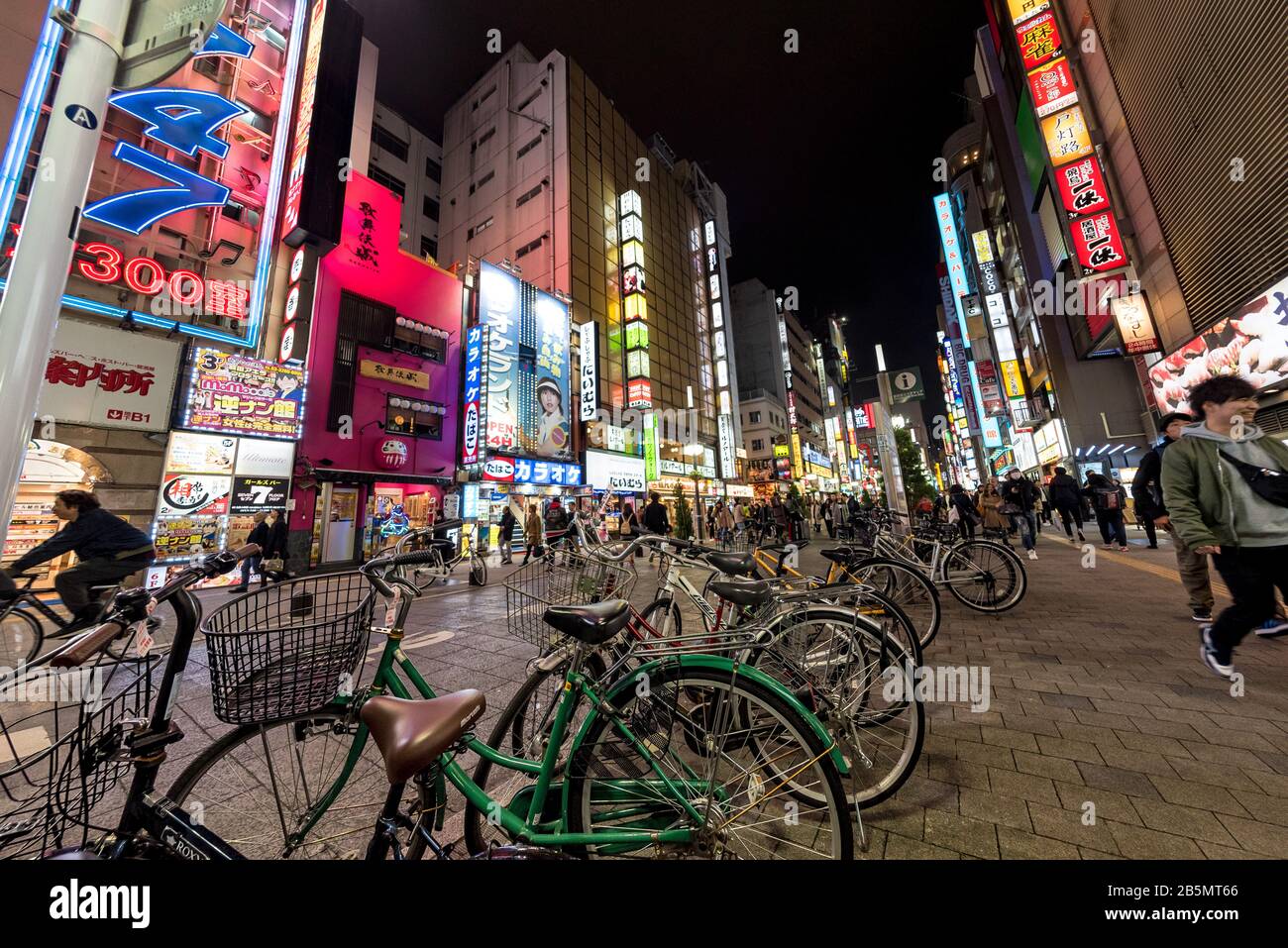 Strade affollate, quartiere dei divertimenti di Kubukicho, Shinjuku, Tokyo, Giappone Foto Stock