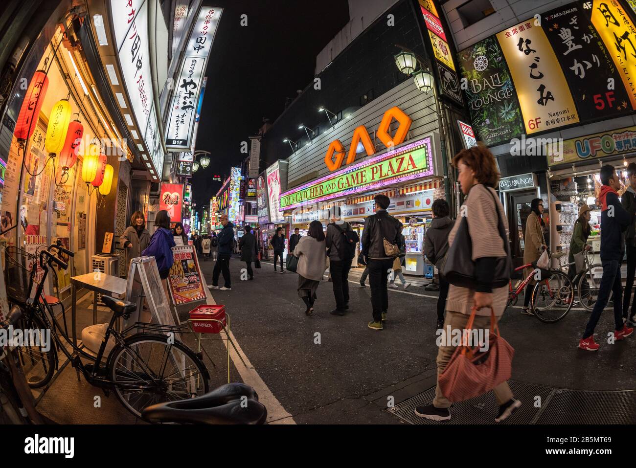 Strade affollate, quartiere dei divertimenti di Kubukicho, Shinjuku, Tokyo, Giappone Foto Stock