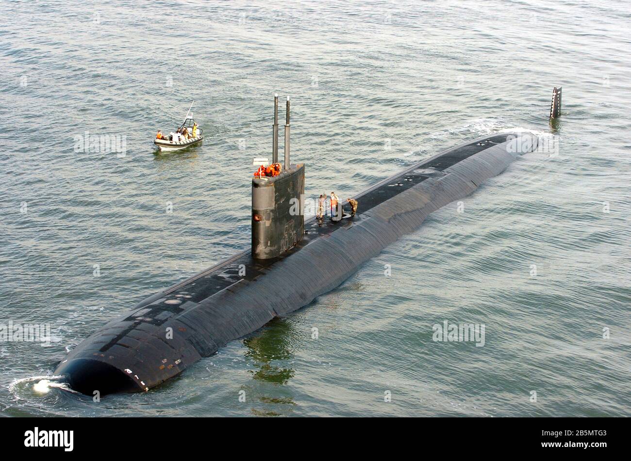 Un team di veicoli per la consegna DI UN SIGILLO della marina statunitense lavora in cima dopo aver condotto esercitazioni di addestramento sul sottomarino di attacco nucleare della classe di Los Angeles USS Toledo in corso nell'Atlantico 17 gennaio 2005 al largo della costa della Virginia. La missione delle squadre SDV comprende l'inserimento clandestino, la consegna degli ordigni, la ricognizione e la localizzazione e il recupero degli oggetti. Foto Stock