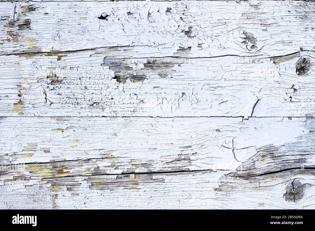 Bianco dipinto vecchio legno incrinato sfondo. Grungy e weathered bianco grigio spellatura dipinta fuori parete di legno plancia trama fondo segnato da exp lungo Foto Stock