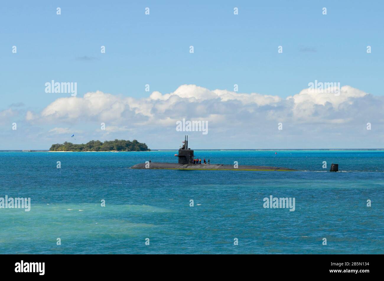 US Navy a bordo del sottomarino di attacco nucleare della classe Los Angeles USS la Jolla transita nel Mare delle Filippine dopo una visita al porto del 16 gennaio 2013 a Saipan. Foto Stock