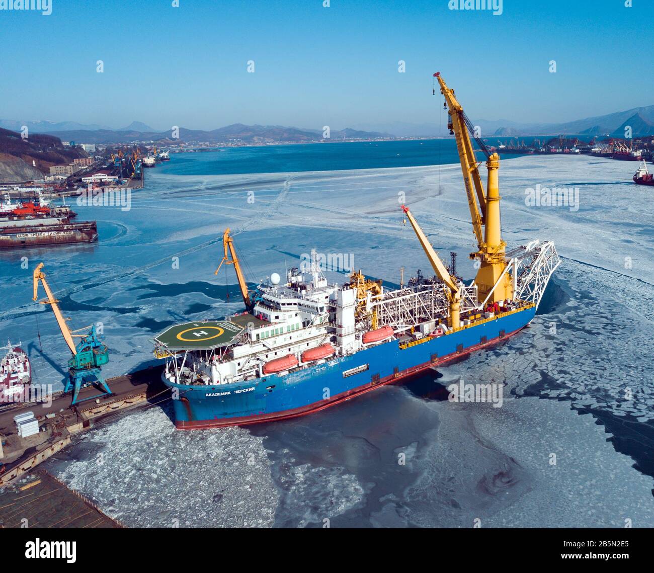 Nakhodka, Russia - 06 febbraio 2020: Nave per la posa di tubi con gru Academic Chersky ex Jackson 18, una nave di proprietà di Gazprom Foto Stock