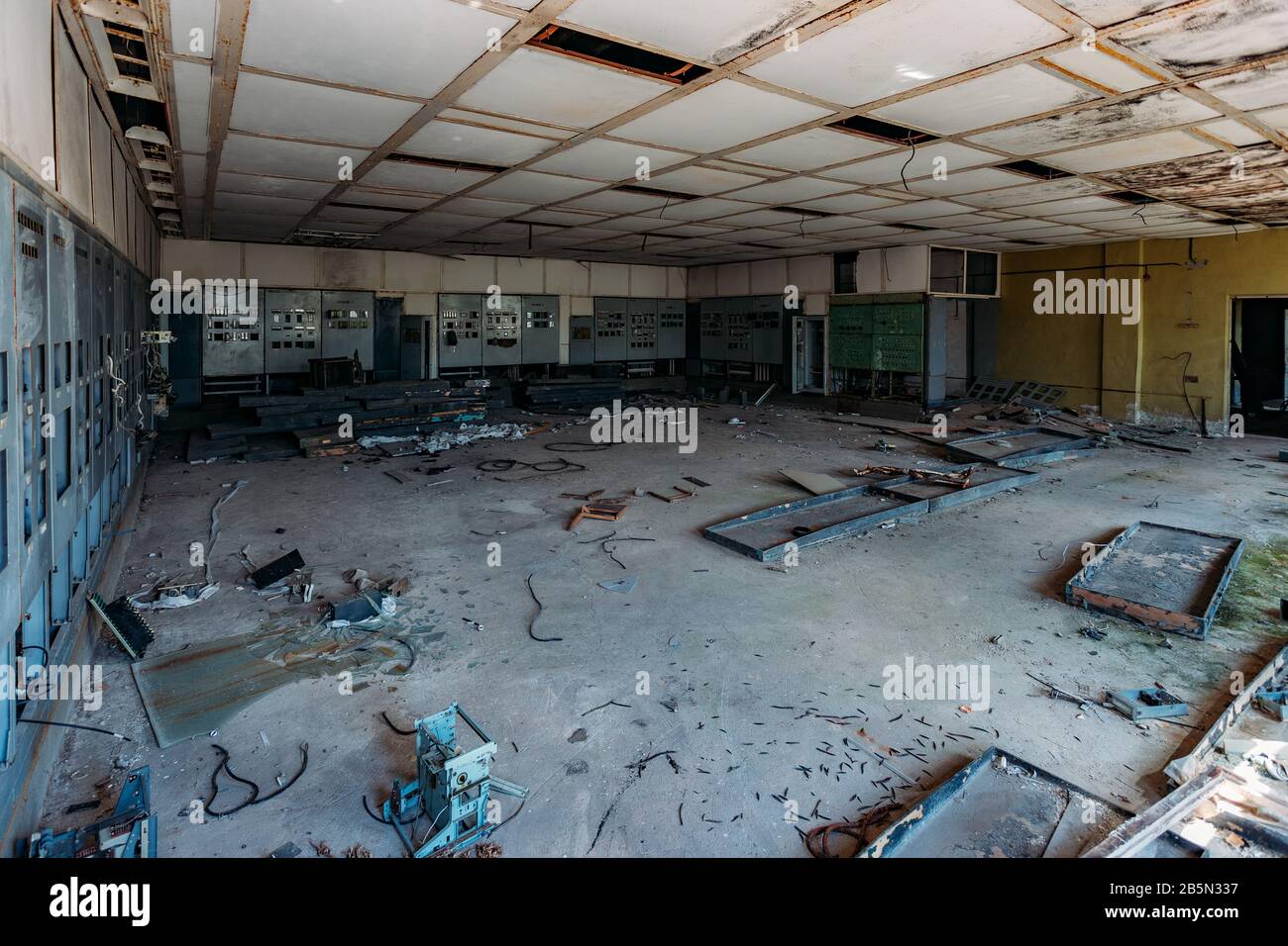 Armadi elettrici rotti con quadri di comando in fabbrica abbandonata. Foto Stock