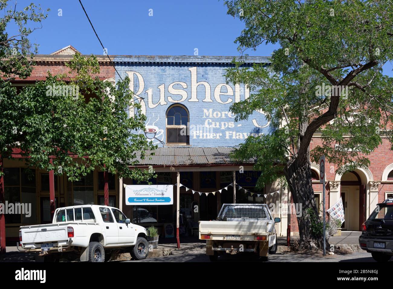 La pubblicità del caffè di Bushell sulla façade dell'ex mulino a fior di Warnock costruito nel 1873, Maldon, Victoria, Australia. Maldon è un goldr storico Foto Stock