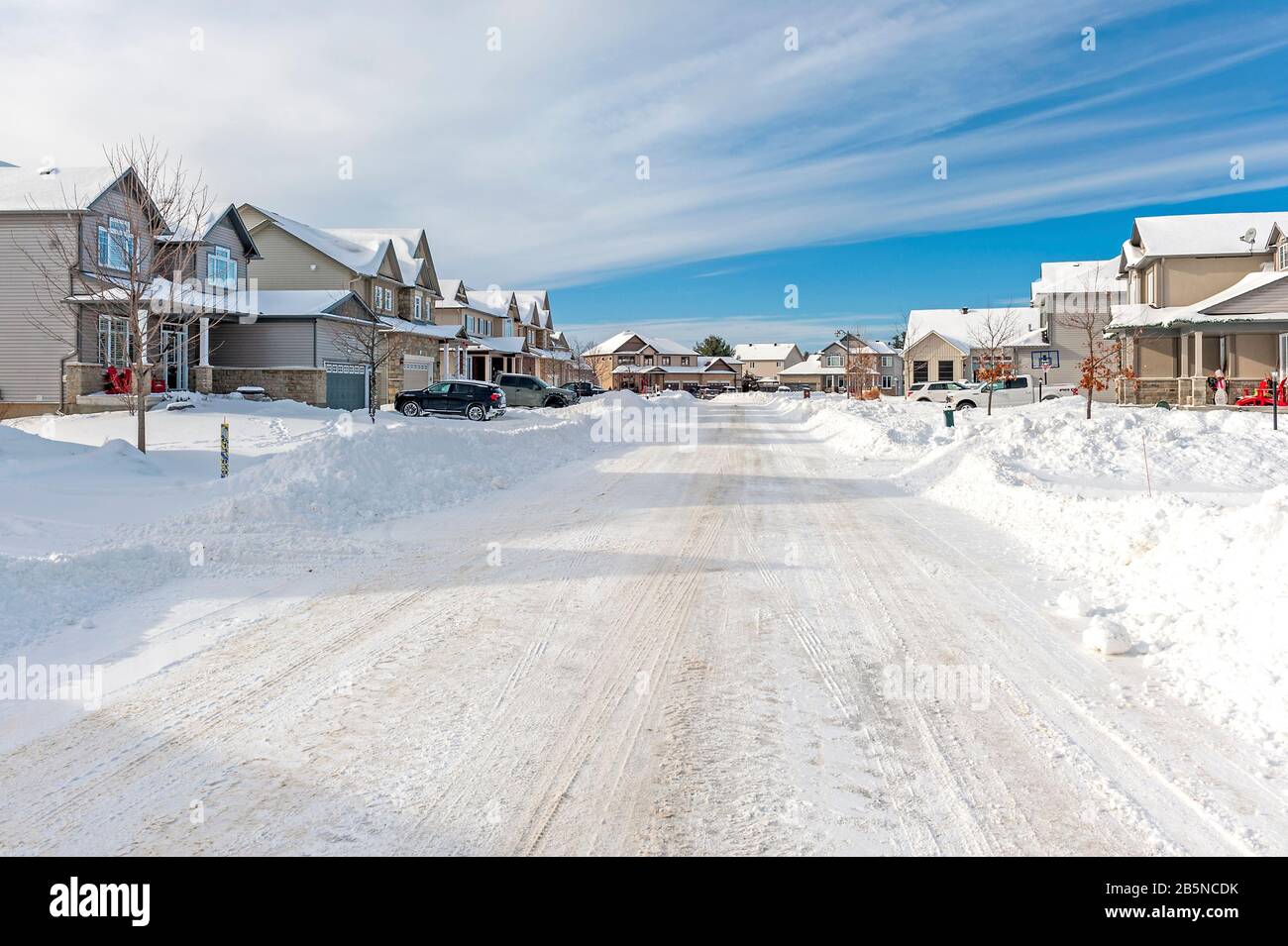 quartiere suburbano dopo la tempesta di neve Foto Stock