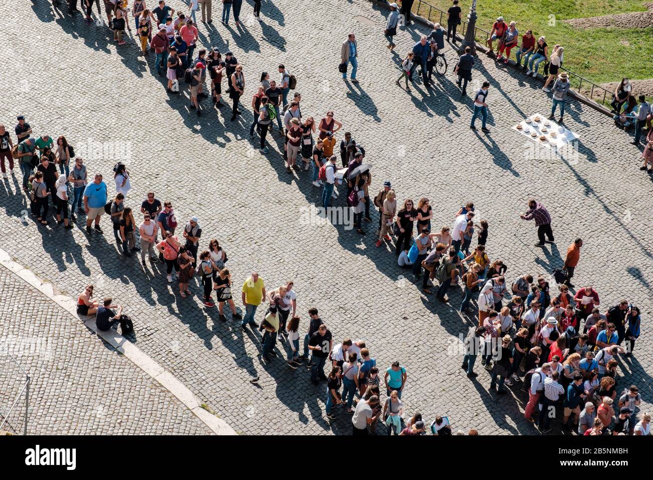 Turismo di massa, persone in fila per acquistare i biglietti d'ingresso al Colosseo, Colosseo, Anfiteatro Flavio, foro Romano, Roma, Italia Foto Stock