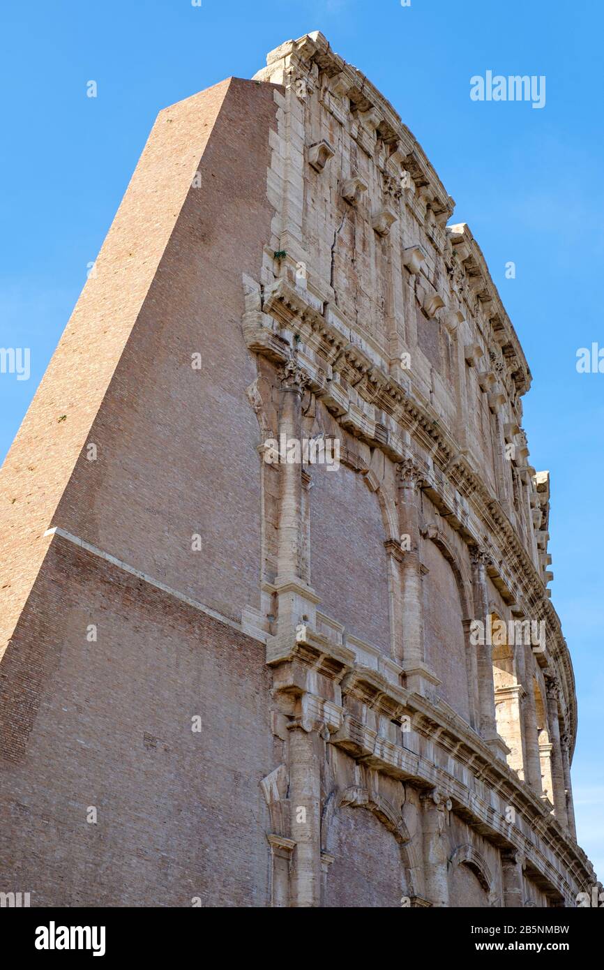 Edifici dell'antica Roma, vista esterna delle colonne del Colosseo, dettaglio architettonico del Colosseo, Anfiteatro Flavio, foro Romano, Roma, Italia Foto Stock